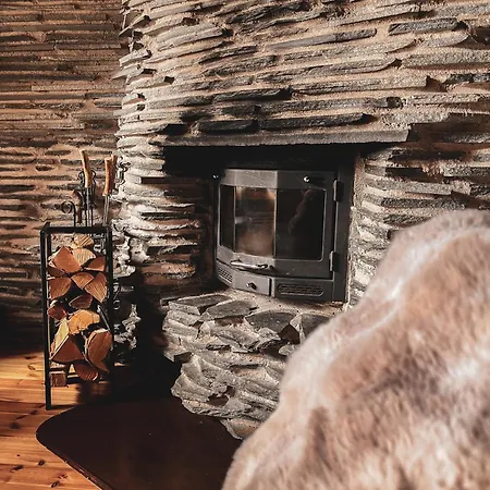 Pikkukelo - Doorstep Bus - Sauna - Traditional Log Levi